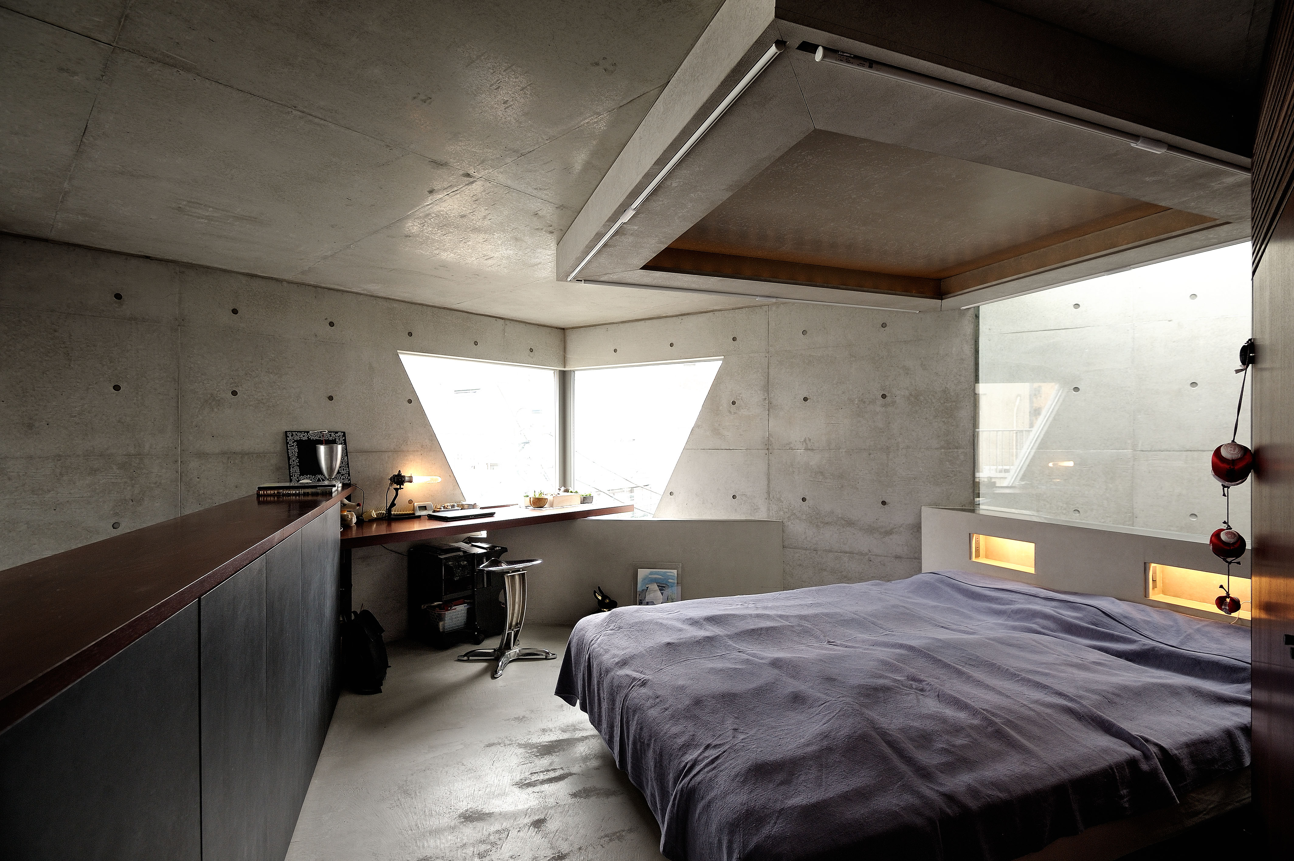 【ENGINE・ハウス】火山灰「シラス」コンクリートの都心住宅 愛車はフィアット500 ENGINE (エンジン) クルマ、時計