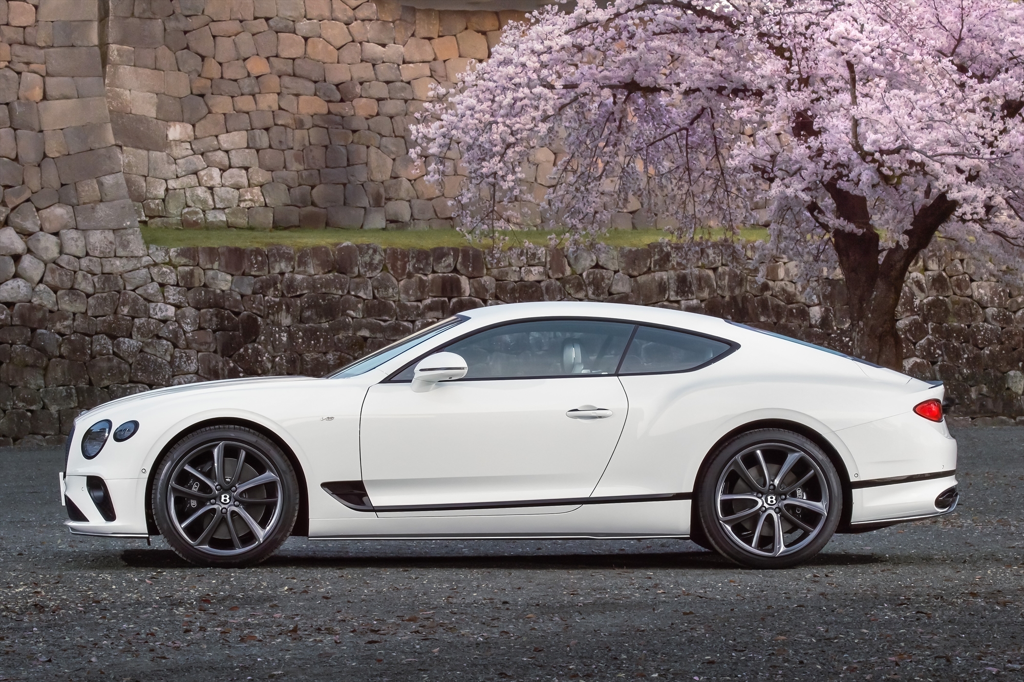 ベントレー コンチネンタルgtの日本限定車 モノトーン仕上げのエクイノックス エディション Engine エンジン クルマ 時計 ファッション 男のライフスタイルメディア