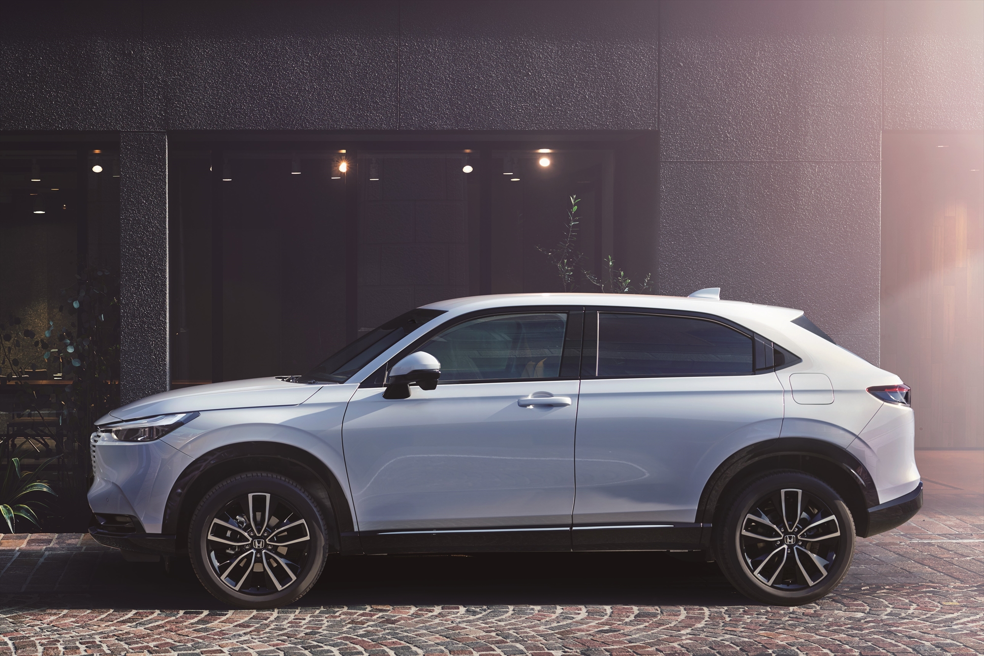 シンプルでクリーンな都会派suvへ変身 ホンダの小型suvヴェゼルがフルモデルチェンジ Engine エンジン クルマ 時計 ファッション 男のライフスタイルメディア