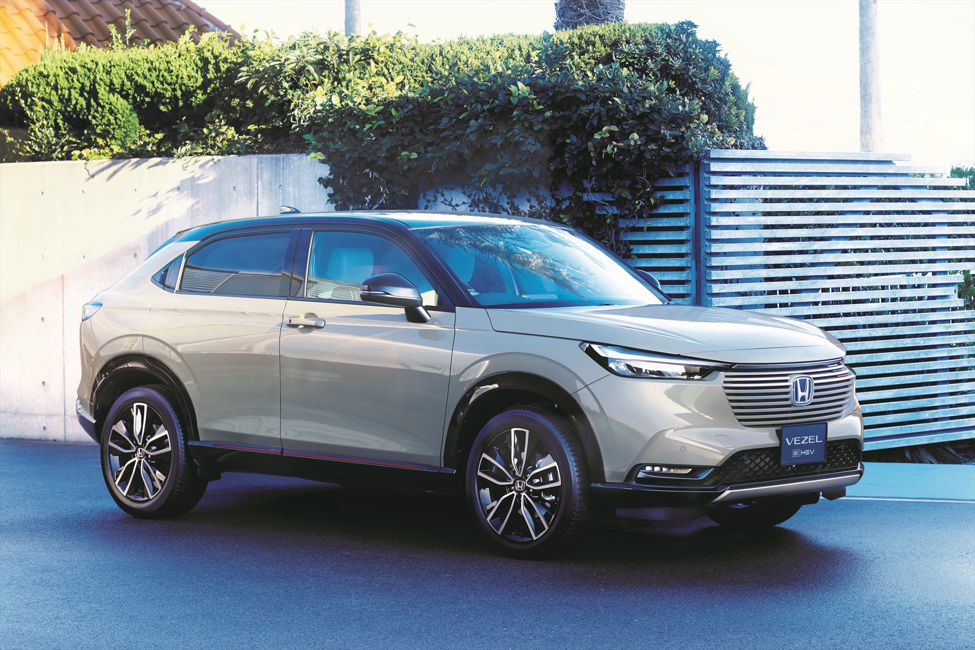 シンプルでクリーンな都会派suvへ変身 ホンダの小型suvヴェゼルがフルモデルチェンジ Engine エンジン クルマ 時計 ファッション 男のライフスタイルメディア